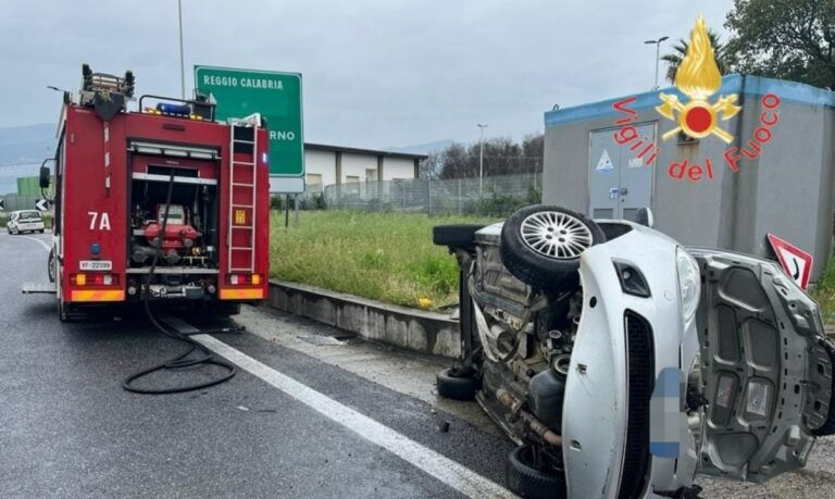 Incidente allo svincolo autostradale di Lamezia, donna trasferita in ospedale con elisoccorso