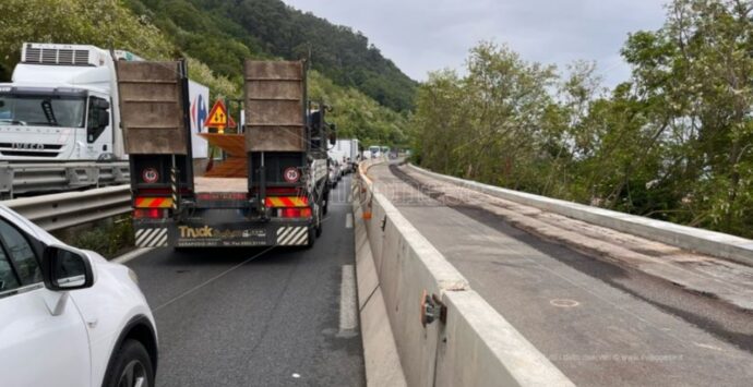 Mezzo in avaria lungo l’A2 tra Pizzo e Sant’Onofrio: code e disagi