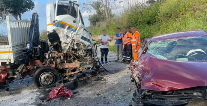 Incidente tra Zambrone e Tropea, tre feriti nello scontro auto-camion