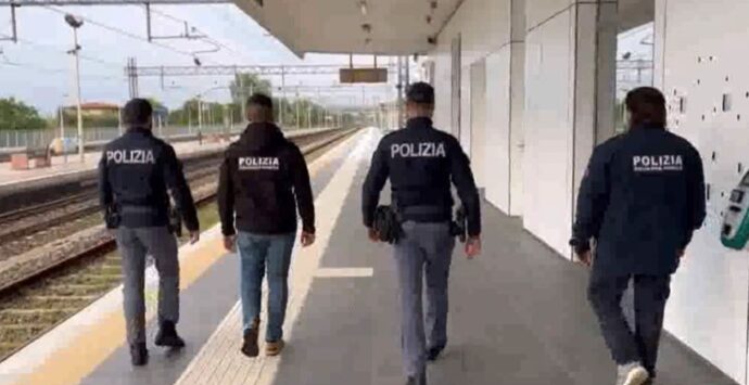 Tentata rapina alla stazione di Vibo-Pizzo, uomo fermato con la pistola taser e arrestato – Video