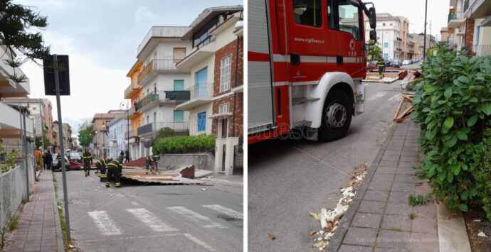 Vento a Briatico, danni ai tetti e pannelli per strada. Strada chiusa tra Serra e Soriano