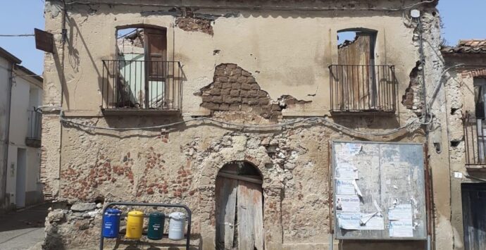 Crollo in un rudere a Barbalaconi di Ricadi, interdetto l’accesso a via Belvedere
