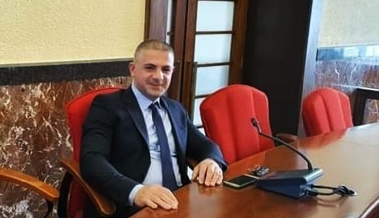 Giuseppe Russo torna in Consiglio e aderisce al gruppo Cuore Vibonese: «Scusate il ritardo, colpa di chi era attaccato alla poltrona»