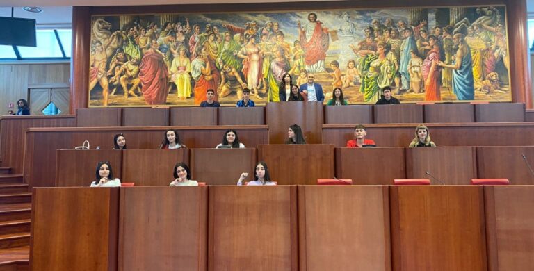 Tropea, il Liceo Classico Galluppi trionfa al concorso nazionale “Un giorno in Senato”