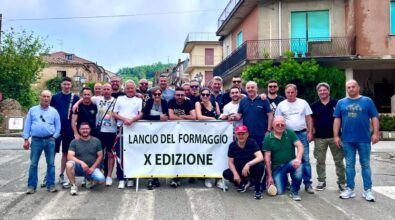 A Filadelfia va in scena il tradizionale gioco del “lancio del formaggio”