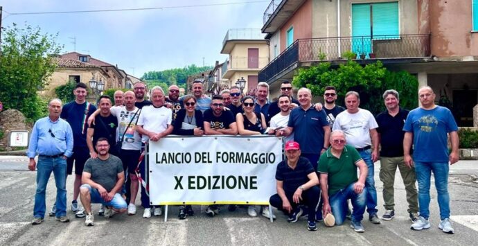 A Filadelfia va in scena il tradizionale gioco del “lancio del formaggio”