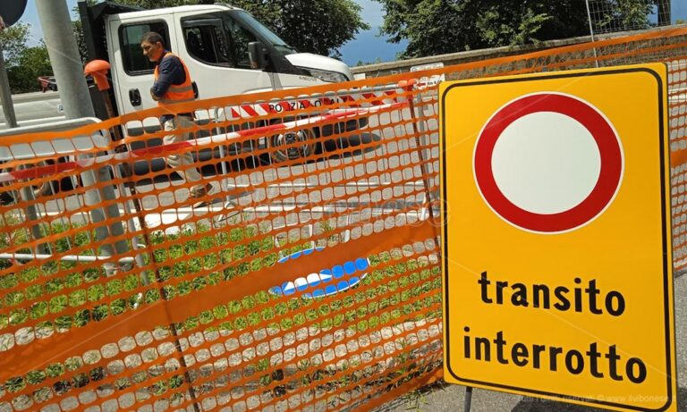 La strada chiude e Longobardi resta isolata: «Speravamo di lavorare d’estate con i turisti e invece…» -Video