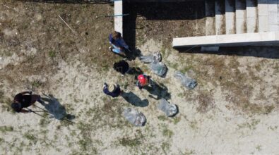 Gli attivisti di Plastic free liberano la spiaggia di Bivona dalle microplastiche – Video