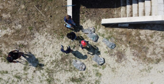 Gli attivisti di Plastic free liberano la spiaggia di Bivona dalle microplastiche – Video