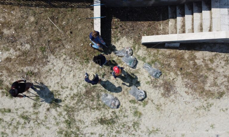 Gli attivisti di Plastic free liberano la spiaggia di Bivona dalle microplastiche – Video