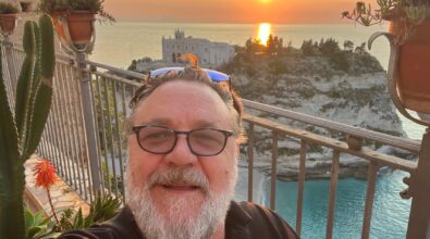 Tutti pazzi per Russell Crowe: spopola sul web il selfie del premio Oscar a Tropea
