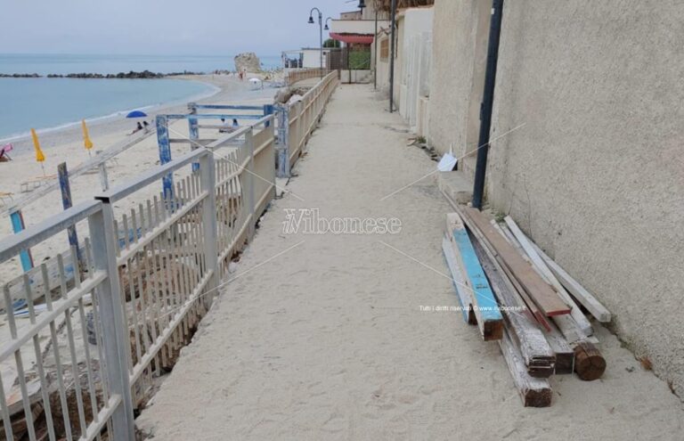Tropea, incuria e abbandono nell’area pedonale del lungomare “Sorrentino”