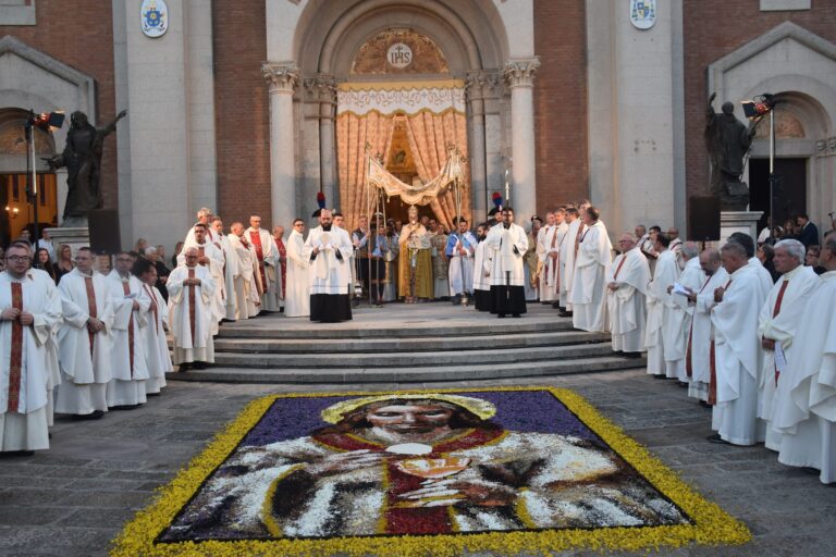 Mileto, moltitudine di fedeli alla processione diocesana del Corpus Domini