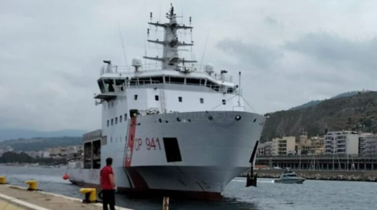 Migranti, sbarcate a Reggio Calabria 500 persone provenienti da Lampedusa