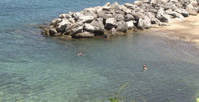 Mare sporco a Pizzo, c’è il divieto di balneazione ma nessuno lo sa – Video