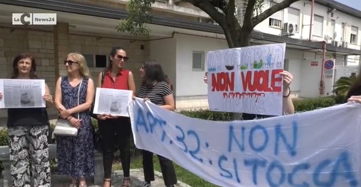 Vibo, nuova protesta per la sanità davanti allo Jazzolino: «Qui diritto alla salute mortificato» – Video