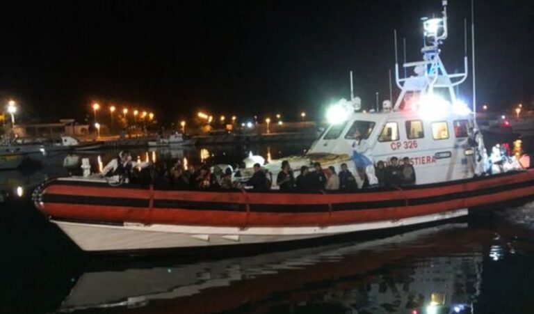 Nuovo sbarco di migranti a Roccella Jonica, è il 17esimo in tre mesi