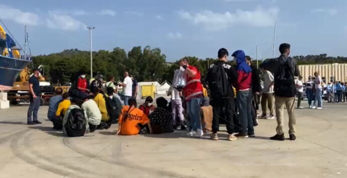 Ancora sbarchi in Calabria, 57 migranti accolti nel porto di Roccella