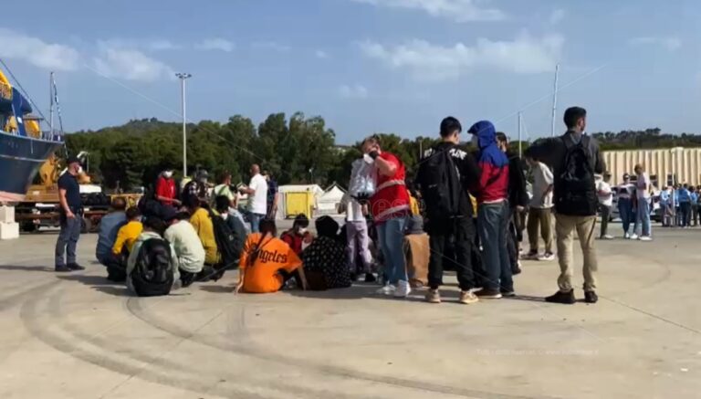 Migranti, sbarcate 61 persone a Crotone