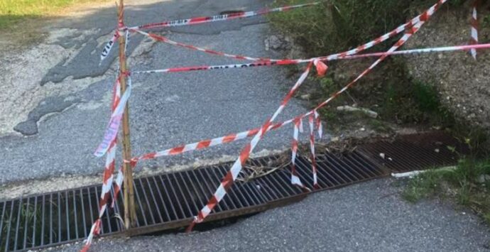 Joppolo, l’opposizione: «Strada chiusa per lavori su una griglia di raccolta acque, assurdo»