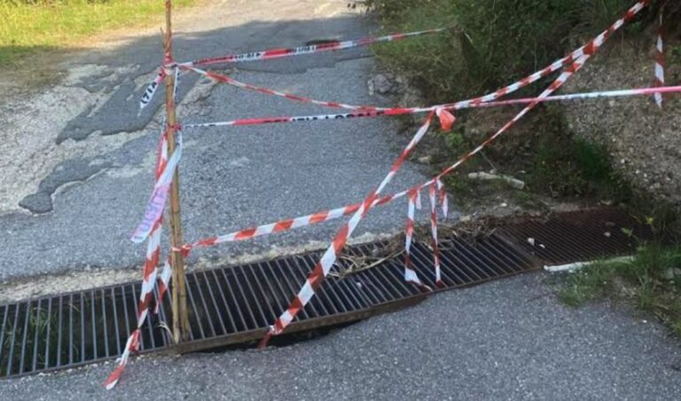 Joppolo, l’opposizione: «Strada chiusa per lavori su una griglia di raccolta acque, assurdo»