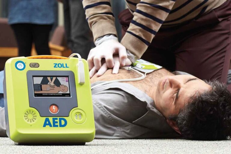 Tropea, installati defibrillatori tra il centro storico e il lungomare
