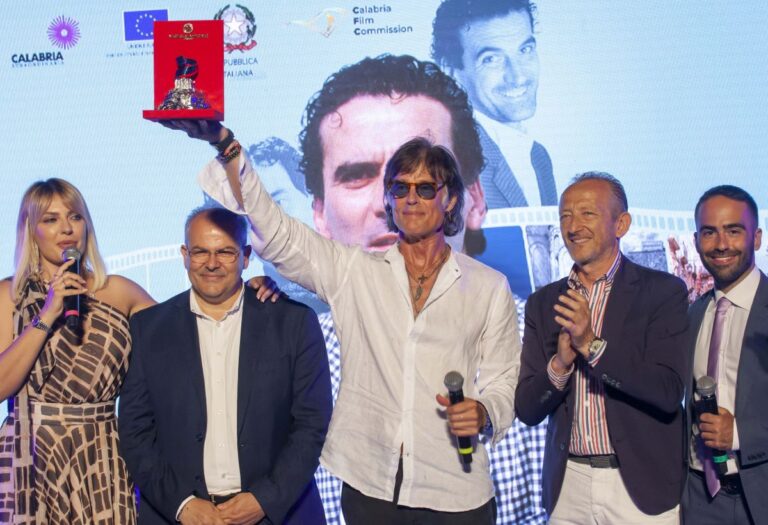 Michele Affidato incanta tutti con i premi realizzati per il Tropea Film Festival