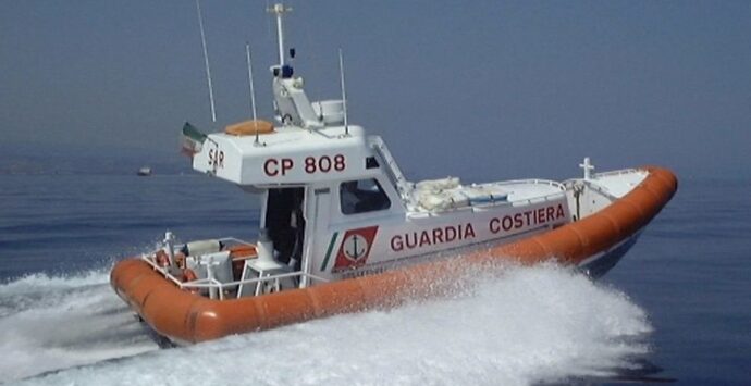 Bagnanti in difficoltà per il mare agitato soccorsi a Vibo Marina dalla Guardia costiera