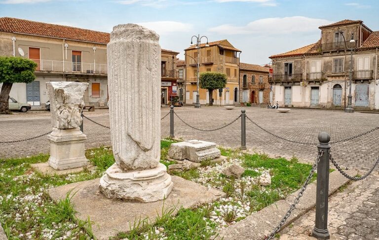Mileto, il sindaco: «Villa comunale e piazza Italia presto rimessi a nuovo»