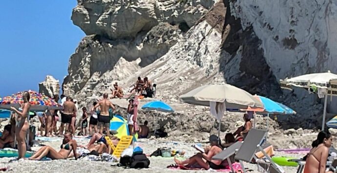 Tropea, turisti sdraiati al sole sotto la frana dell’Isola non curanti del pericolo
