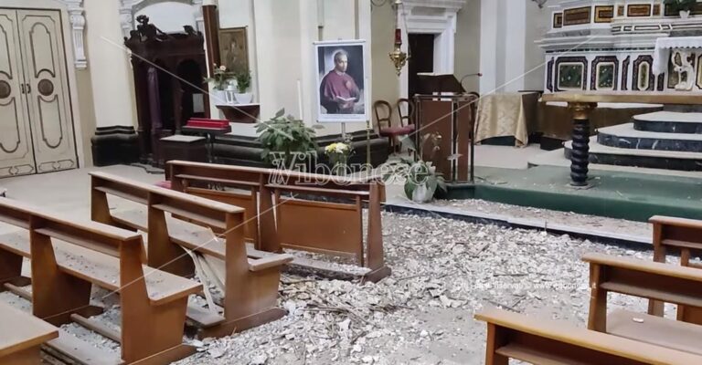 Tragedia sfiorata a Tropea, crollo nella Chiesa del Gesù – Foto