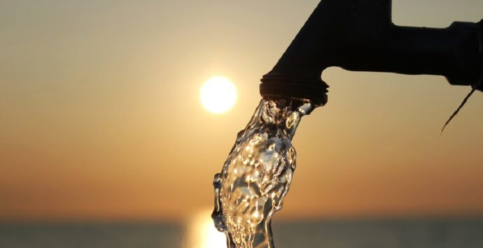 Bollette dell’acqua “salate”: a Vibo Valentia i rincari maggiori