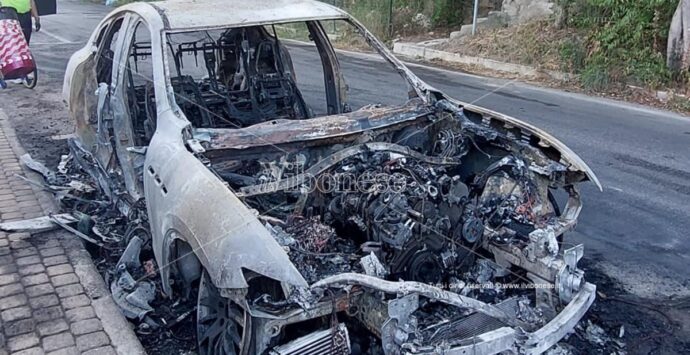 Tropea: Maserati in fiamme sul lungomare, indagini