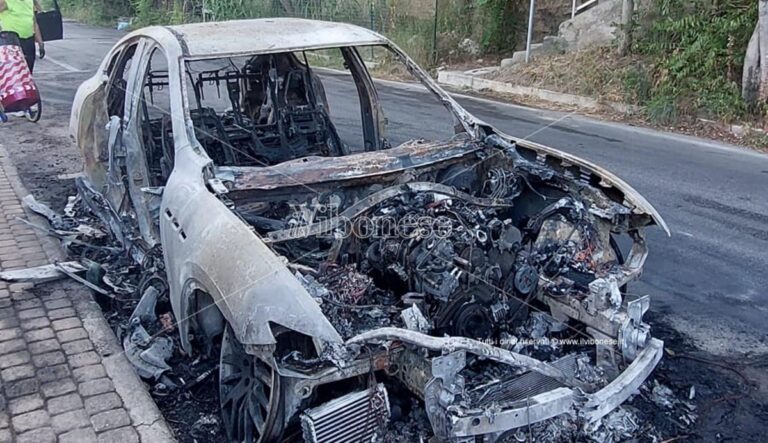 Tropea: Maserati in fiamme sul lungomare, indagini
