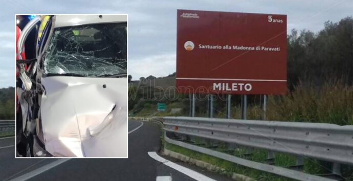 Incidente in autostrada nel Vibonese, auto si schianta in galleria