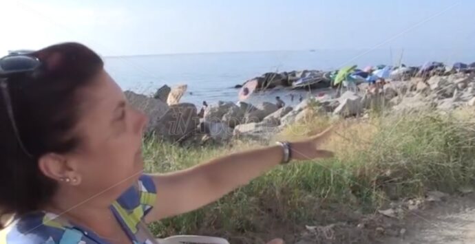 Vibo Marina, cemento e sterpaglie ostacoli per la carrozzina di Mimma per raggiungere il mare – Video