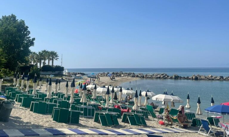 Caro ombrellone, ecco quanto costa una giornata al mare lungo la Costa degli dei -Video