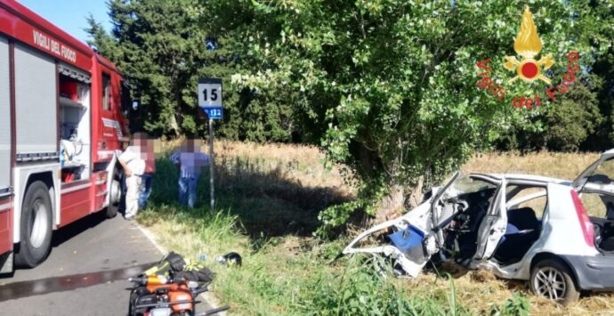 Auto contro albero nel Catanzarese, muore un ragazzo