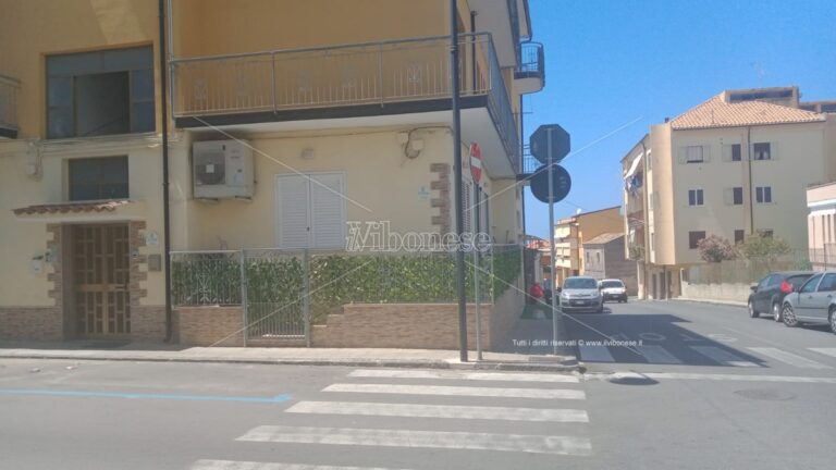 Tropea: fanno discutere le nuove strisce blu “sbucate” in pieno giorno