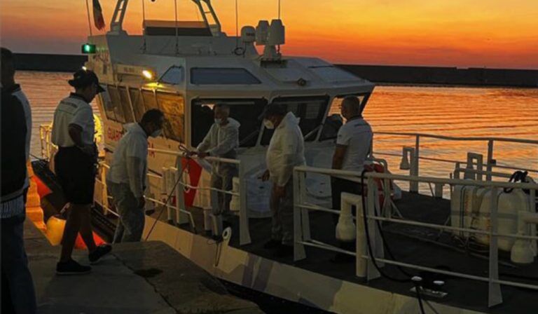 Crotone, sbarcati al porto 39 migranti soccorsi dalla Guardia costiera