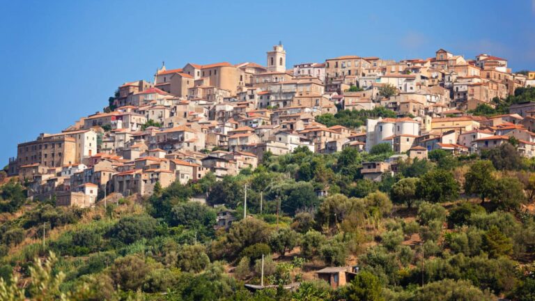 Violenta aggressione a Nicotera, gravemente ferito un ragazzo