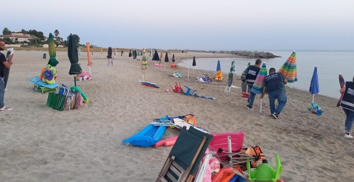 Ombrelloni e sdraio abusivi sequestrati a Vibo Marina e Bivona