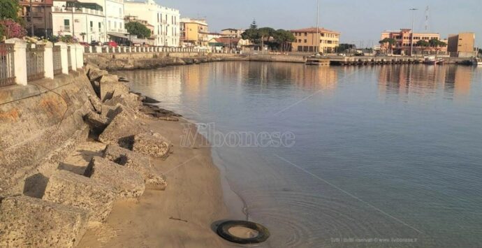 Vibo Marina, volontari rimuovono vecchio pneumatico sulla spiaggia del porto