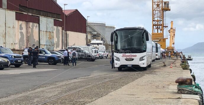 Migranti, sbarcata al porto di Vibo Marina una nave con a bordo 600 persone