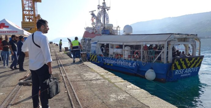 Vibo Marina, al via le operazioni di sbarco per 77 migranti – Video