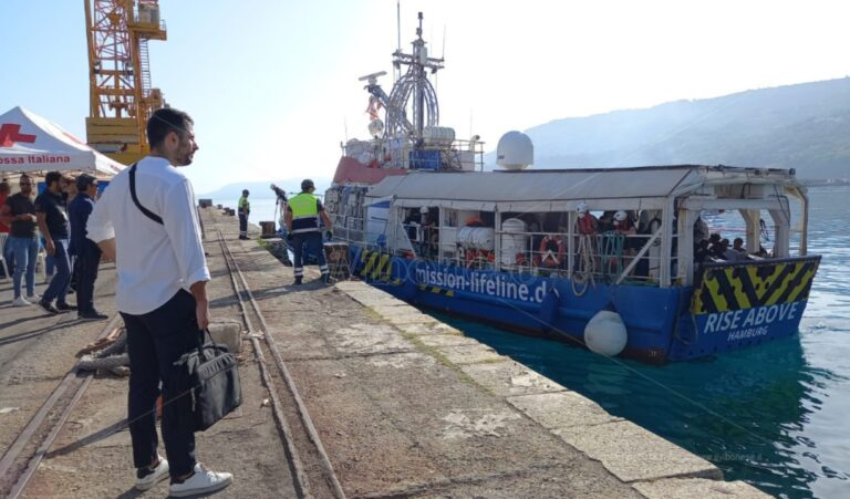 Vibo Marina, al via le operazioni di sbarco per 77 migranti – Video