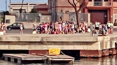 Vibo Marina: turisti in piedi sotto il sole cocente, in attesa della nave e …di una stazione marittima