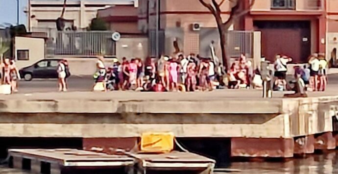 Vibo Marina: turisti in piedi sotto il sole cocente, in attesa della nave e …di una stazione marittima