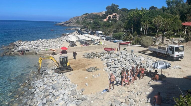 Coccorino: lavori in pieno giorno per “sistemare” la spiaggia