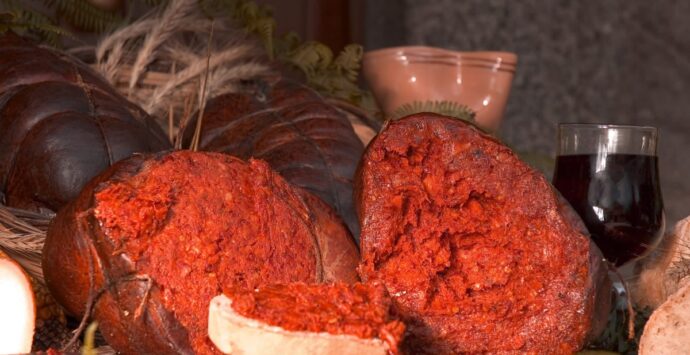 Aeroporti calabresi, la ‘nduja potrà “volare”: via libera per il trasporto nel bagaglio a mano